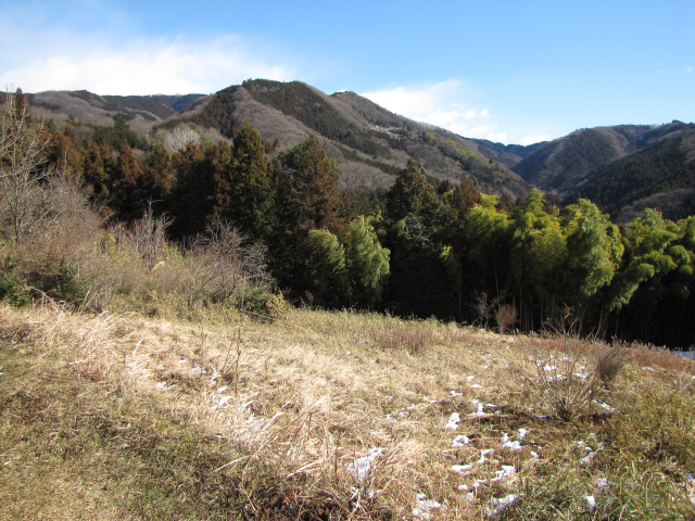冬の青空をバックに陣馬山がキレイに見えます