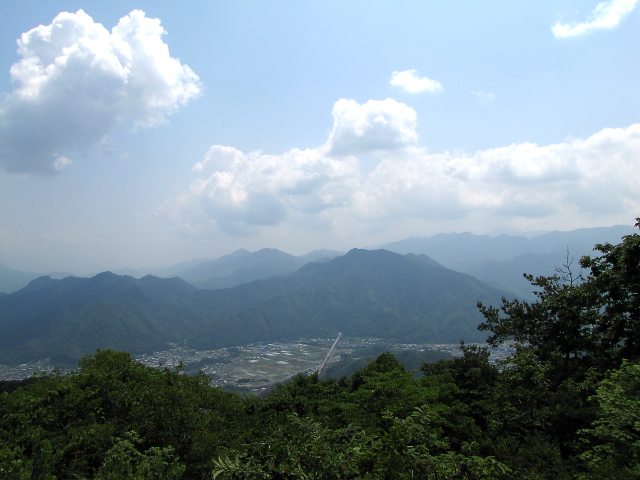 頂上からの眺めは雲が多し