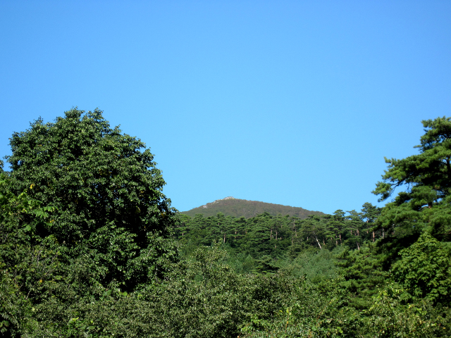 登山口から仰ぎ見た姫神山