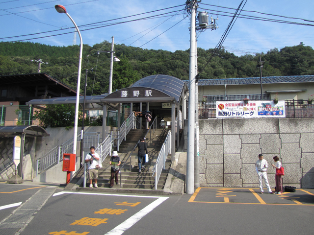 休日朝の藤野駅。ぱらぱらといる人影のほとんどが行楽客