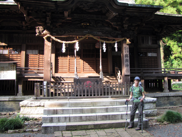 麓に立つ與瀬神社の前でカッコつけている隊員
