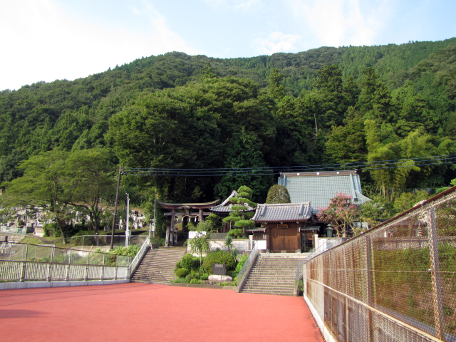 山を背にして立つ與瀬神社と、隣の寺院。