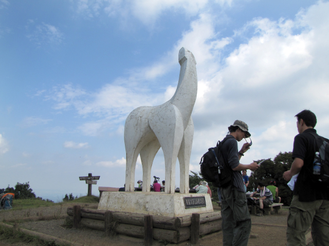 陣馬山頂に立つ白馬の像