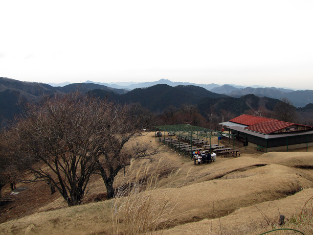 冬枯れで全体に茶色っぽい山頂の風景。時にカラフルなウェアが目立ちます。