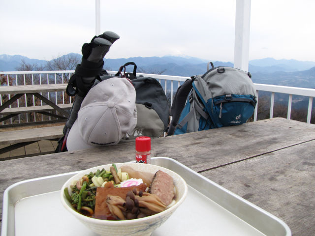 木製の素朴なテーブル付きのベンチで待つこと暫し。山菜てんこもりのうどんがやって来た！