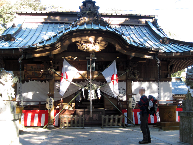 日章旗と、紅白幕が巡らされた威厳ある社殿。