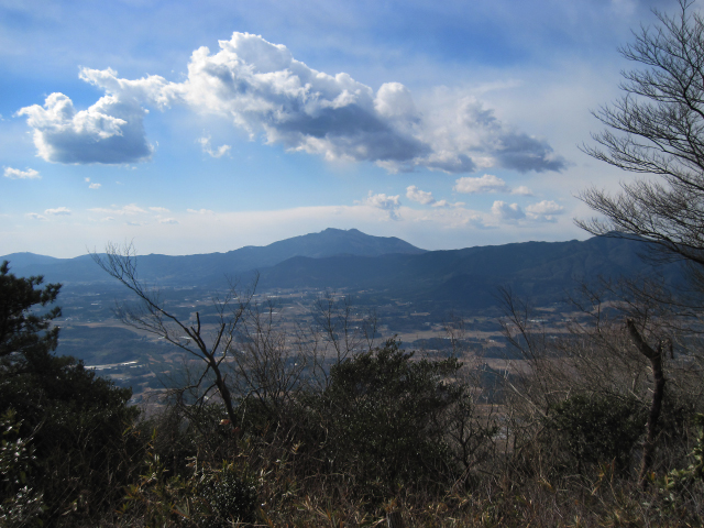 やや雲が多くなった空の下に筑波山が青く見えています。