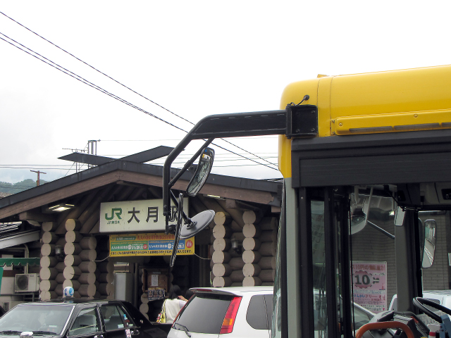 大月駅前から発着する富士急山梨バスに乗ってゴー！