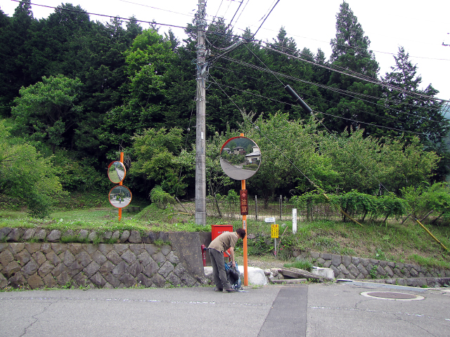 黄色い看板にはこう書いてあります。「この附近に熊出没　注意必要」