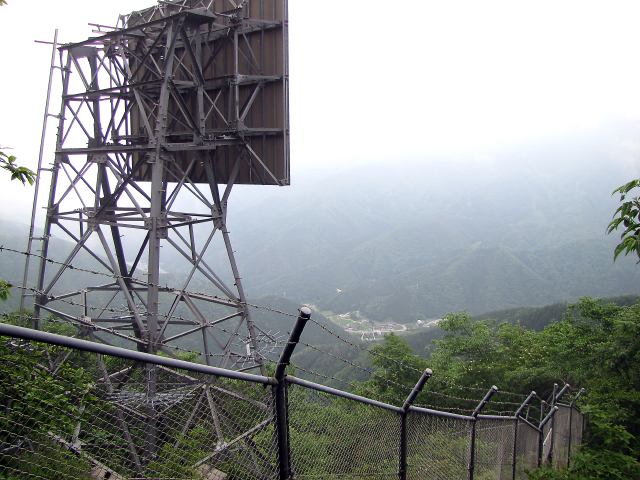 でっかい電波の反射板。麓が小さく見えます。