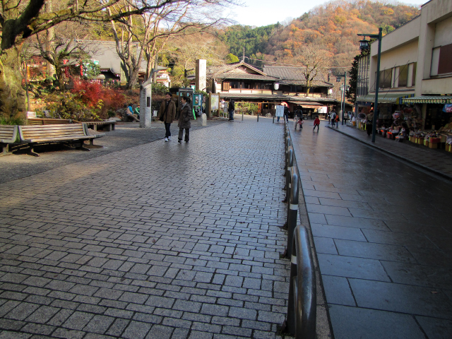（ケーブルカーの）高尾山口駅前は人もまばらです。
