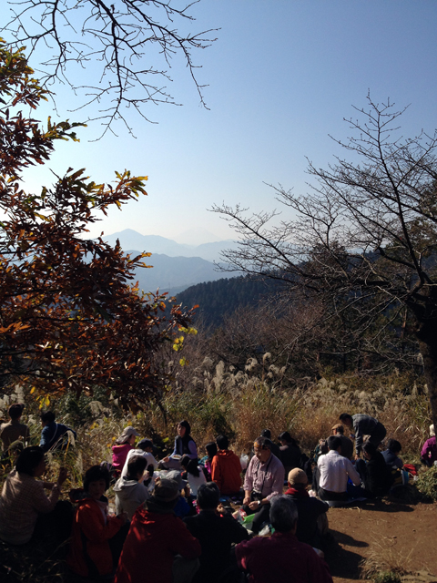 もみじ台の周辺もいっぱい。昼飯に適した空いている場所がないのでどんどん先へ進みます。